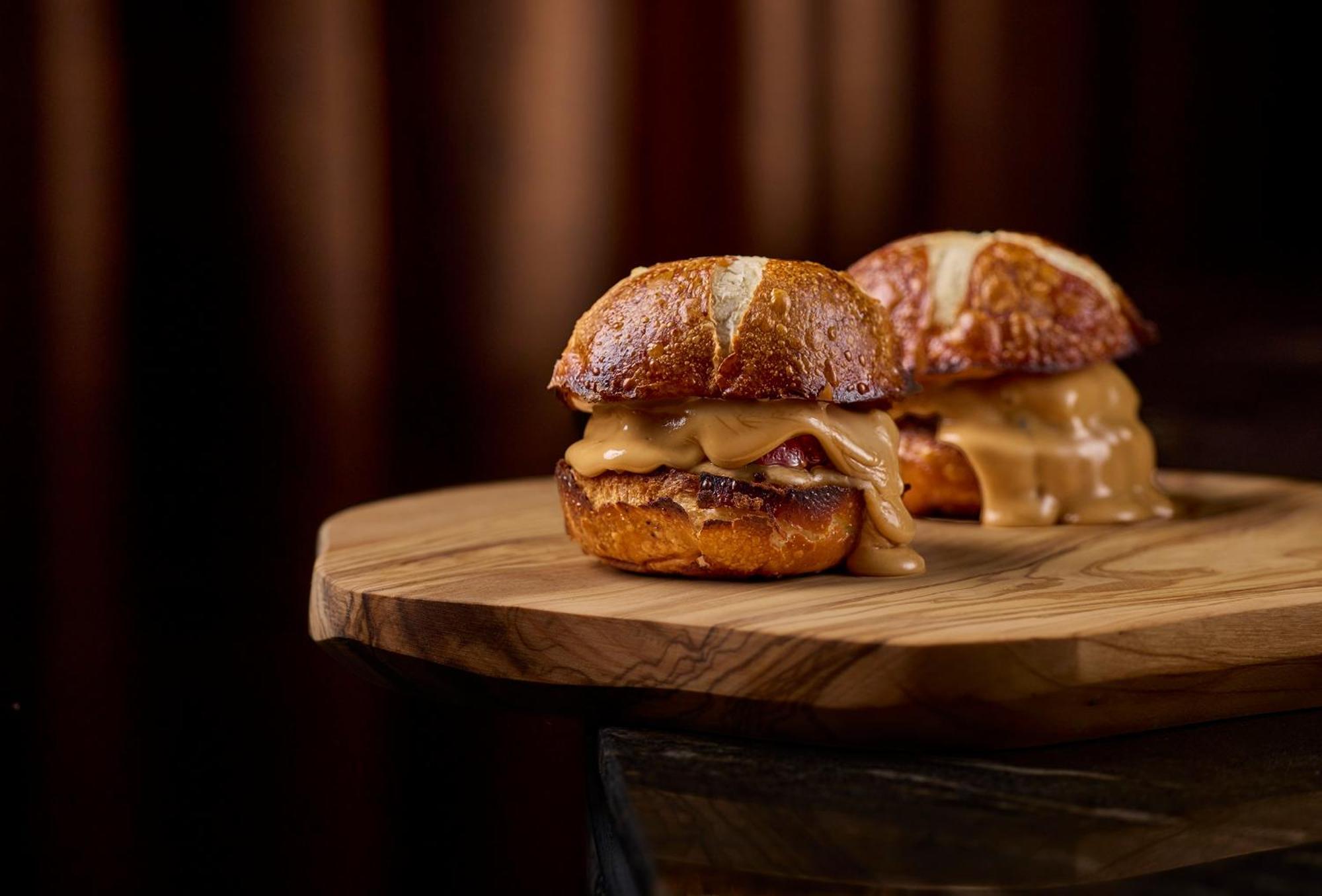 호텔 소피아 바르셀로나 - 인 더 언바운드 컬렉션 바이 하얏트 외부 사진 A pretzel bun with a peanut butter and jelly filling