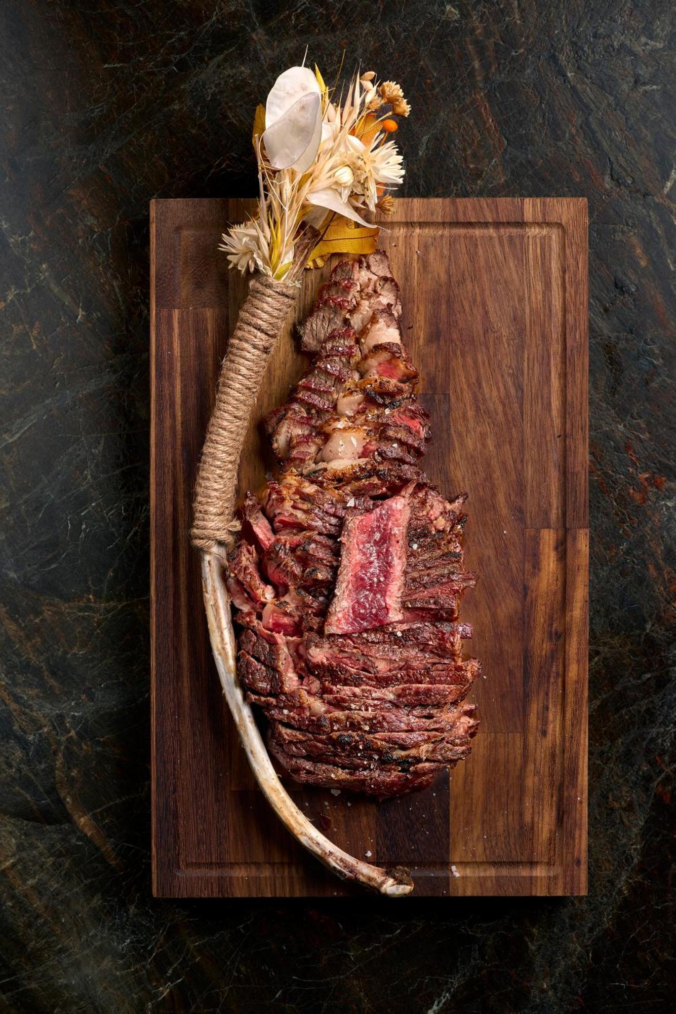 호텔 소피아 바르셀로나 - 인 더 언바운드 컬렉션 바이 하얏트 외부 사진 A grilled tomahawk steak